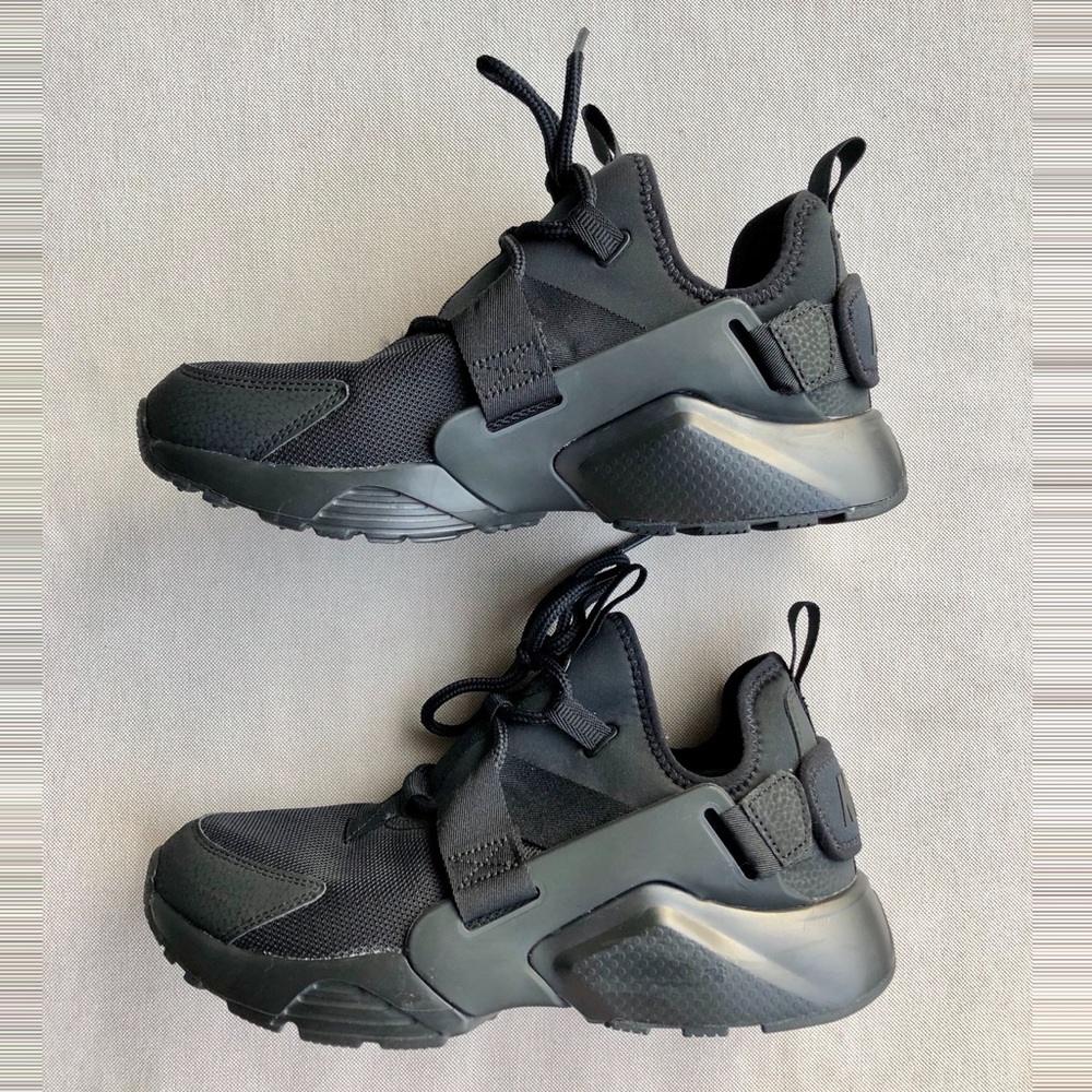 Nike Air Huarache City Low Triple Black Women’s 8